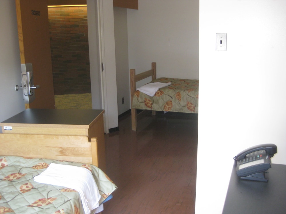Standard Room, 2 Twin Beds (Shared Washrooms)
