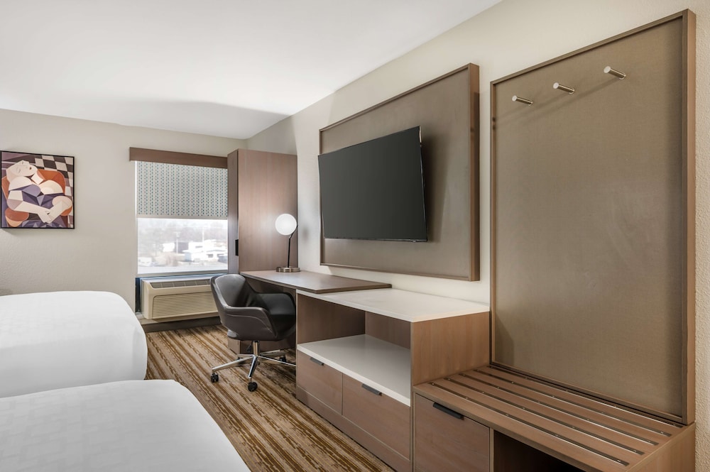 Standard Room, 2 Queen Beds, Non Smoking, Refrigerator & Microwave photo 3