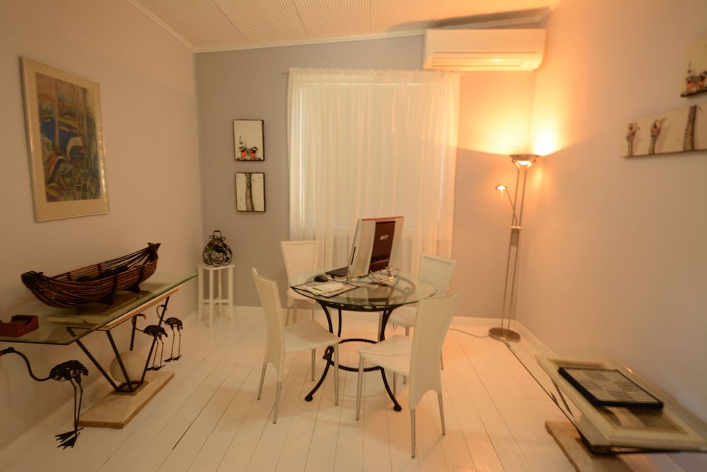 100 Oxide Street - Two Bedroom Cottage photo 2