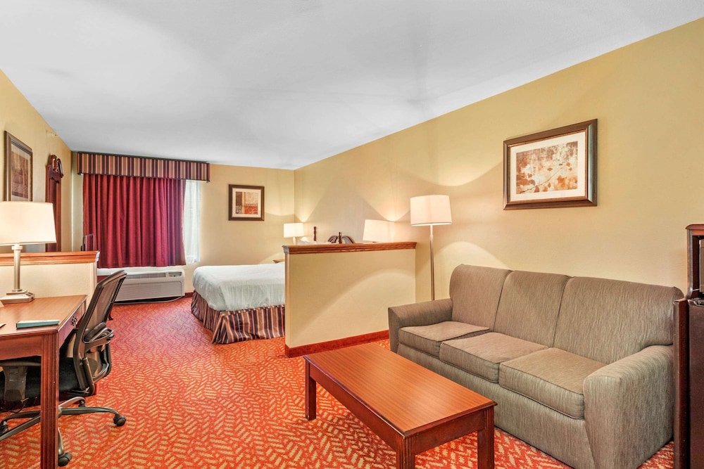 Suite, 1 King Bed, Non Smoking, Refrigerator & Microwave photo 2