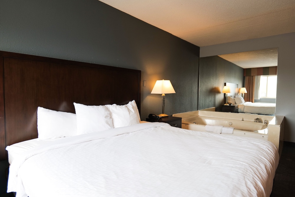 Suite, 1 King Bed, Non Smoking - Photo 1