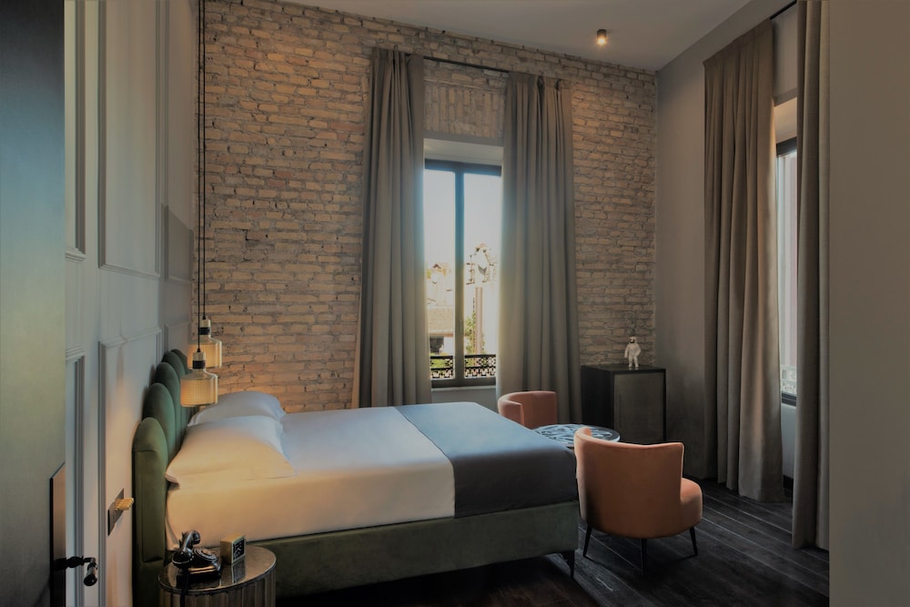 Standard Room, 1 King Bed (Baby Double) photo 3