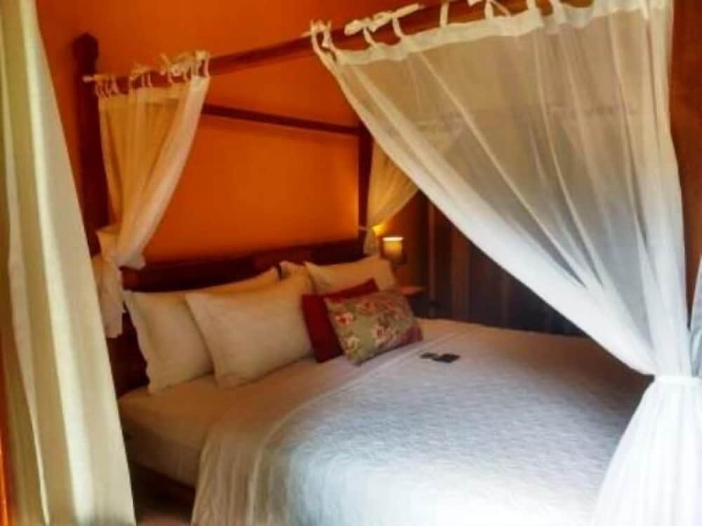 Honeymoon Chalet, Jetted Tub, Lake View