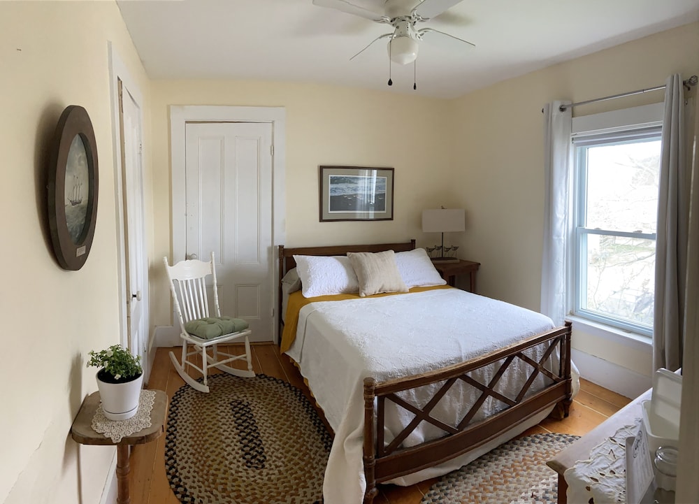 Classic Room, 1 Queen Bed, Bay View, Beachside photo 2