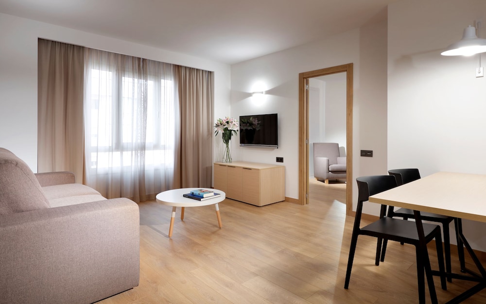 Apartment, 2 Bedrooms - Photo 1