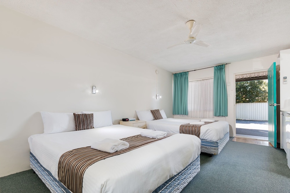 Standard Twin Room, 2 Queen Beds, Microwave photo 1