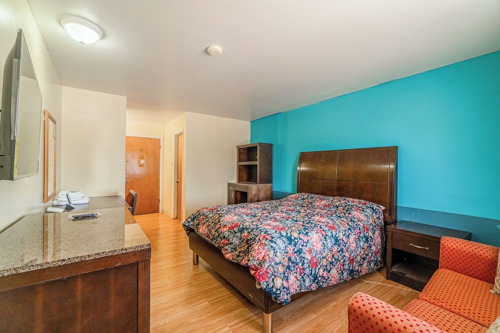 Queen Bed Accessible photo 1