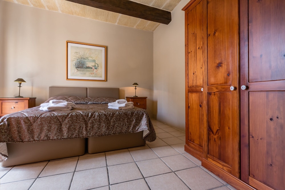 Traditional House, 3 Bedrooms, Pool View photo 3