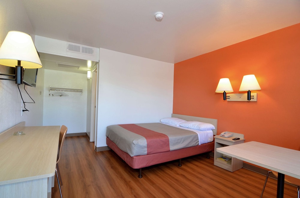 Deluxe Suite, 1 Queen Bed, Non Smoking photo 3