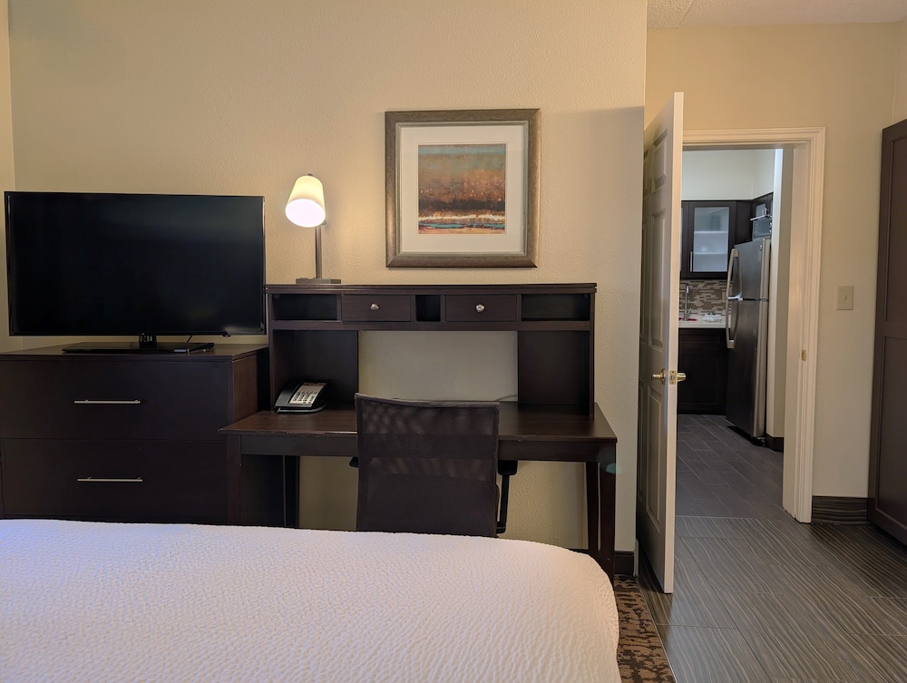 Suite, 2 Bedrooms, Kitchen - Photo 2