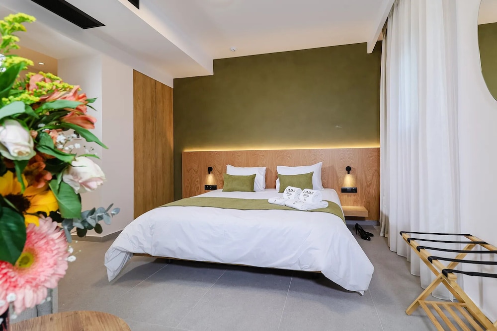 Deluxe Triple Room with Jacuzzi - Atrium photo 1