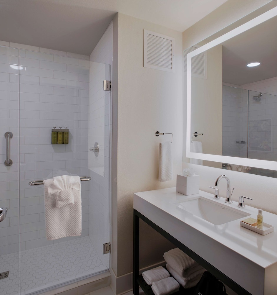 Room, 1 Bedroom, Accessible (Mobility & Hearing, Roll-in Shower) - Photo 7