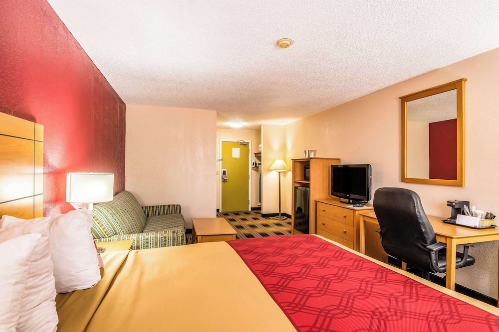 Standard Room, 1 Queen Bed, Non Smoking, Refrigerator & Microwave - Photo 3