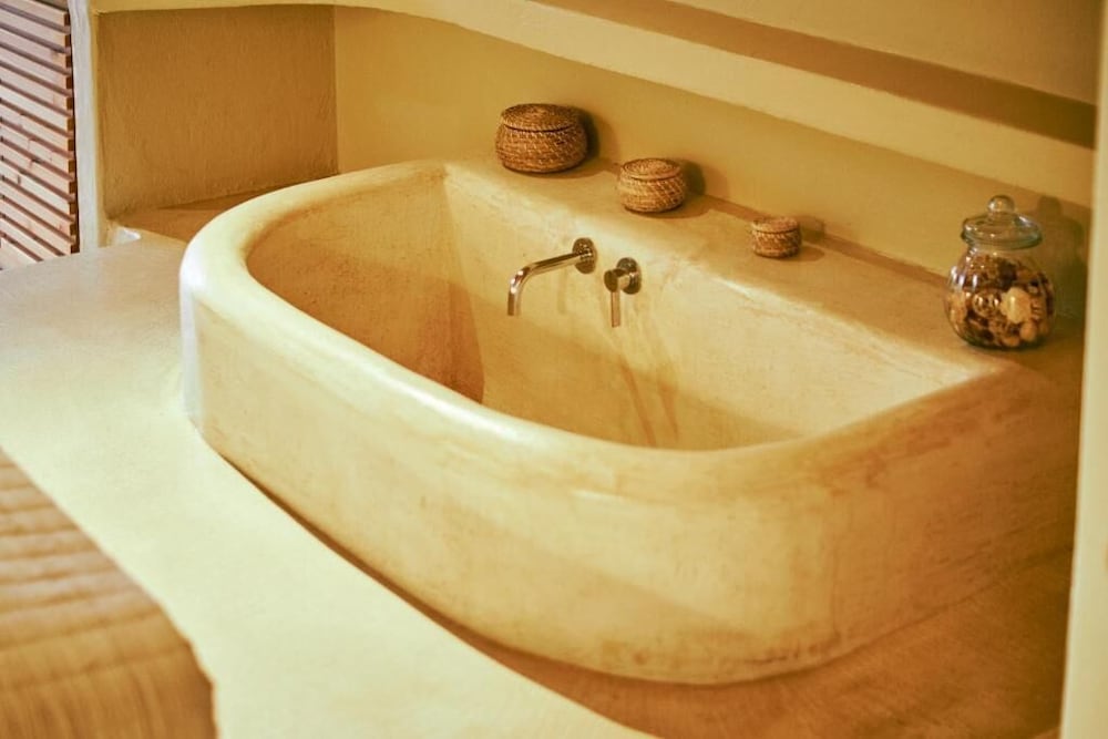 Deluxe Suites with Sea View (2 types) - Photo 5