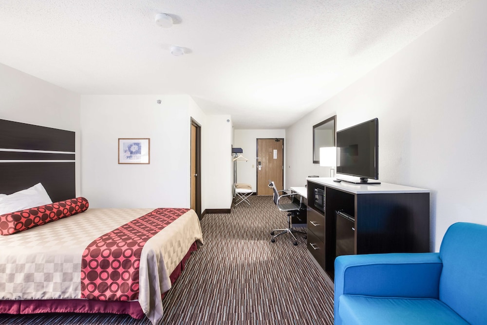 Executive Suite, 1 King Bed with Sofa bed, Non Smoking - Photo 2