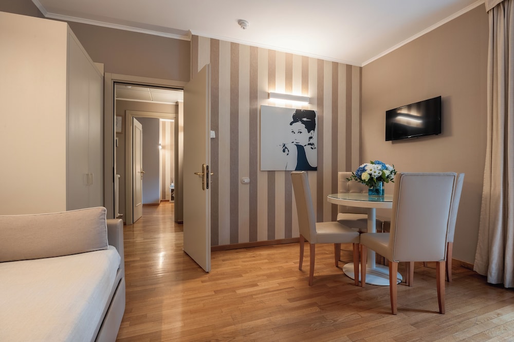 Suite, Garden Area - Photo 7
