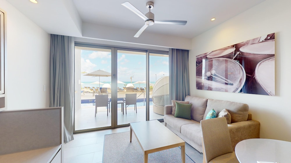 Luxury Presidential Beach Front Swim Out One Bedroom Suite Diamond Club