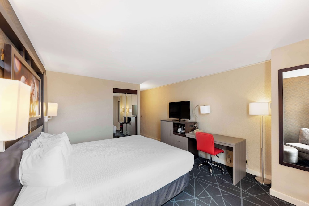 Business Room, 1 King Bed, Non Smoking, Microwave - Photo 2