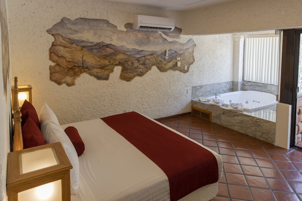 Terrace Suite, King bed and Jacuzzi - Photo 2