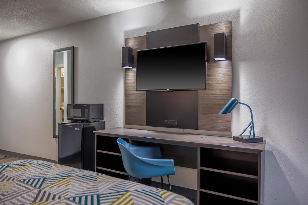 Deluxe Room, 1 Queen Bed, Non Smoking, Refrigerator & Microwave - Photo 4
