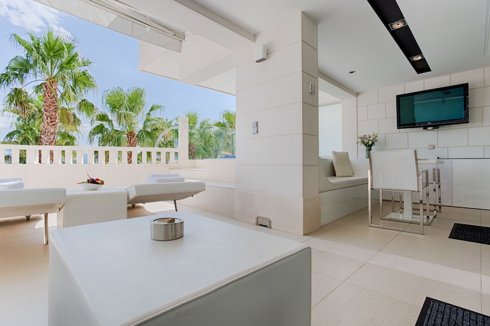 Luxury Suite, 1 King Bed, Sauna, Sea View photo 3