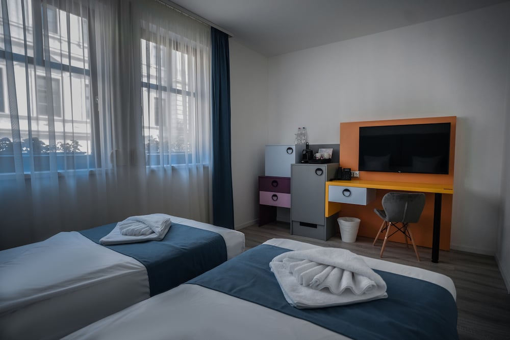 Standard Twin Room - Photo 3