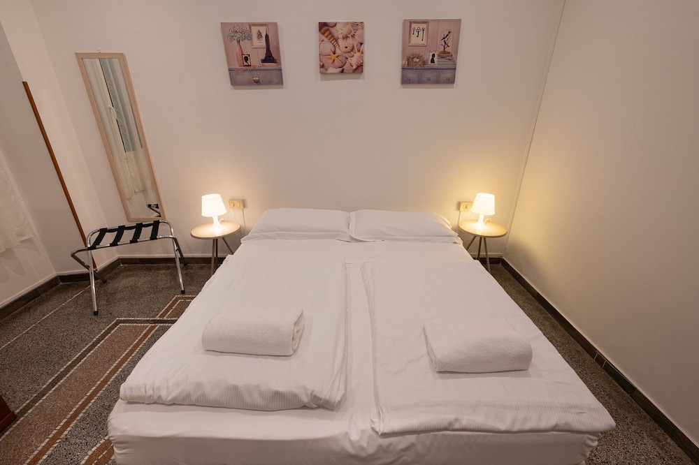 Basic Double Room, 1 Double or 2 Twin Beds, Non Smoking photo 2