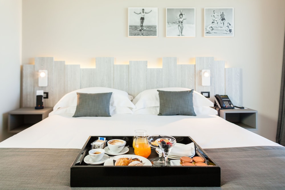 Executive Quadruple Room, Hill View photo 3