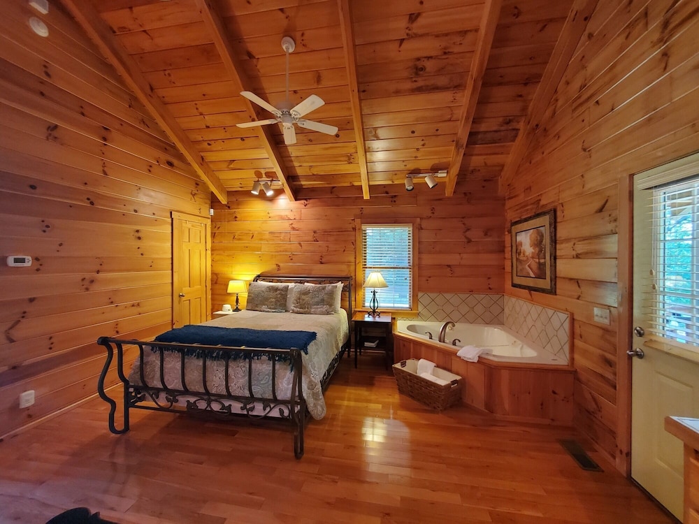 Cabin, 1 Queen Bed (297: As Good As It Gets) photo 3