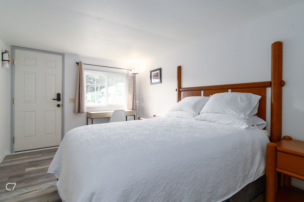 C7 Hotel Room, 1 Queen Bed, No Pets, Access to River and Fishing Dock, Free Wi-Fi