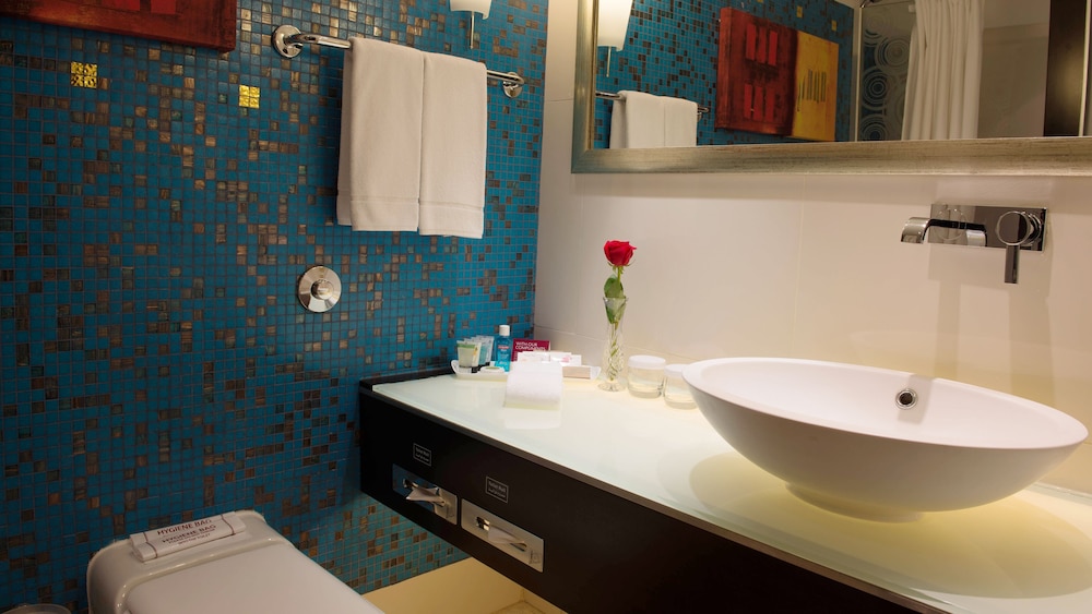 Standard Room, 1 Queen Bed, Accessible Bathtub, Non Smoking photo 2