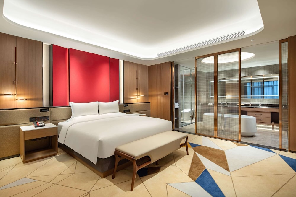 Executive Suite, 1 King Bed, Smoking - Photo 1