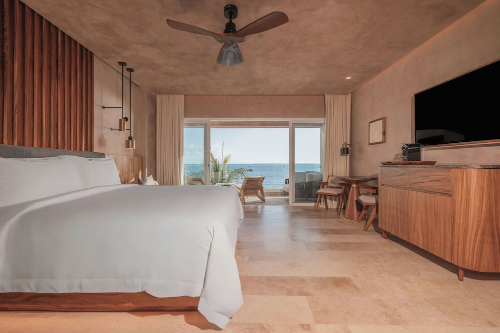 Junior Suite, 1 King Bed, Balcony, Oceanfront