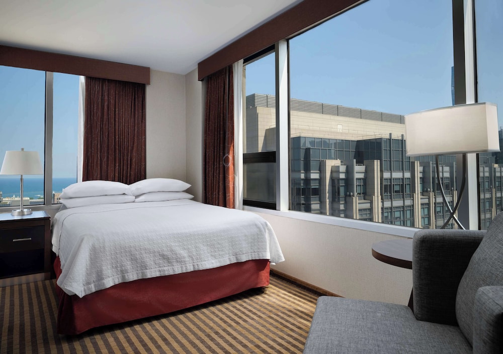 Room, 1 Queen Bed, Accessible, Lake View (Roll-In Shower)