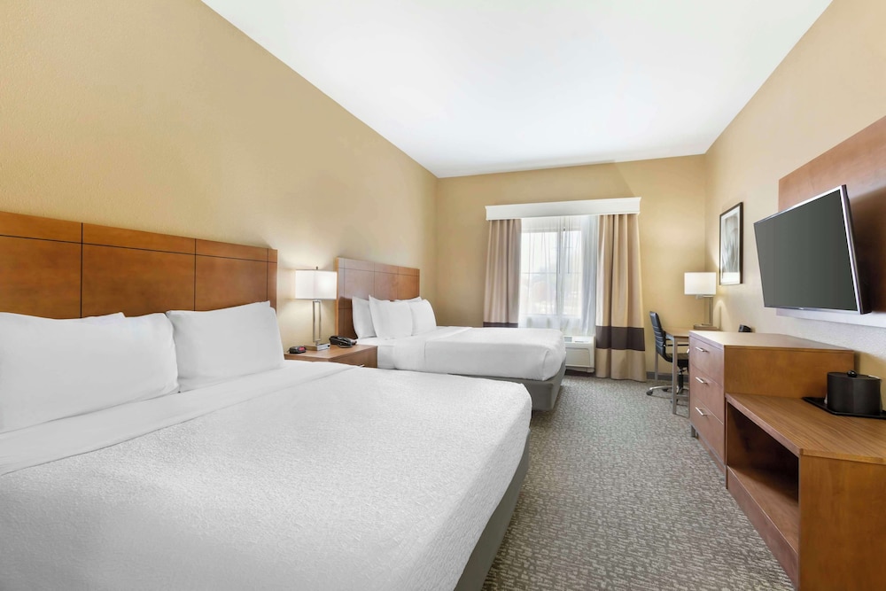 Standard Room, Multiple Beds, Non Smoking, Refrigerator & Microwave photo 2