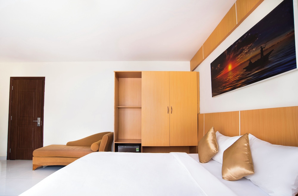 Deluxe Room, 1 King Bed, Mountain View - Photo 3