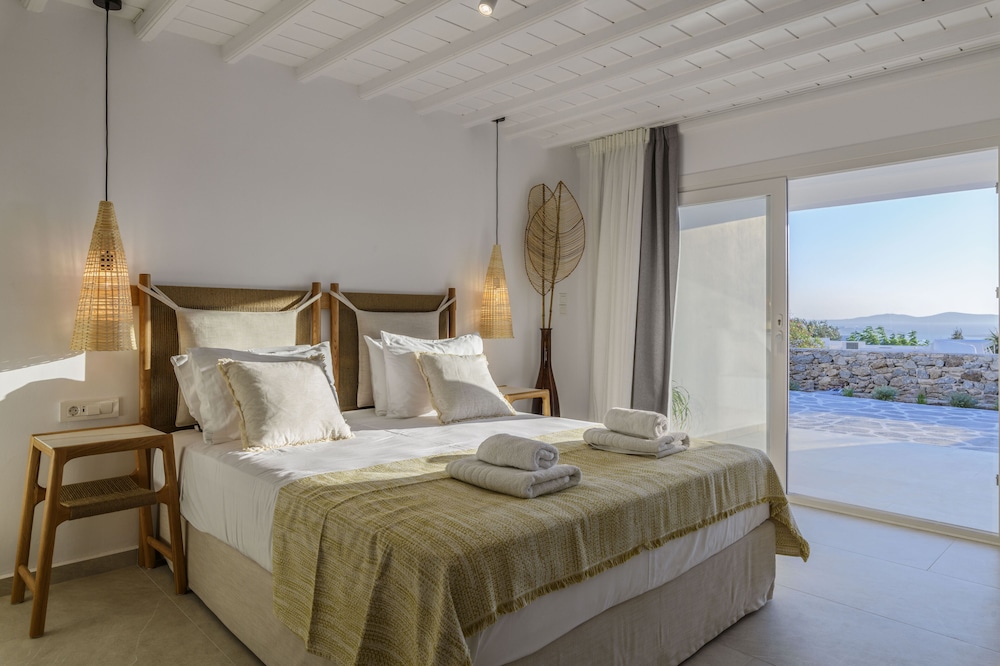 Deluxe Studio, 1 King Bed with Sofa bed