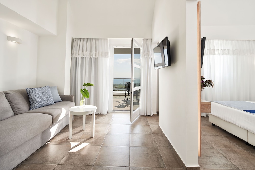 Suite, Hot Tub, Ocean View - Photo 5