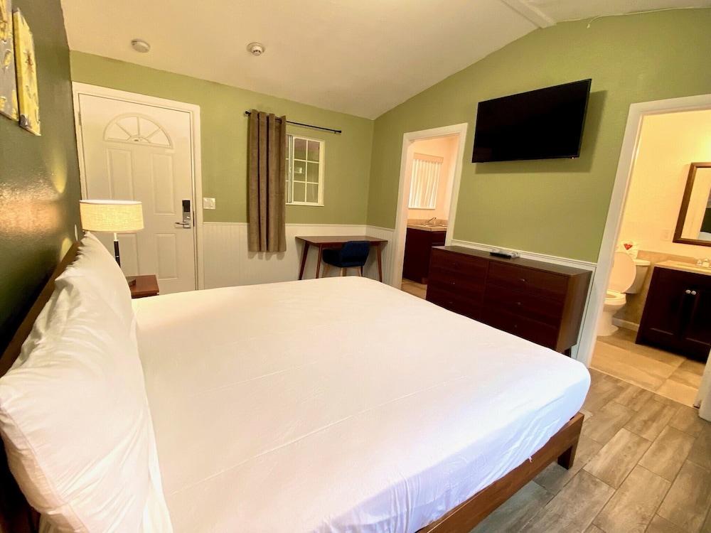 Standard Room, 1 King Bed, Kitchenette photo 1