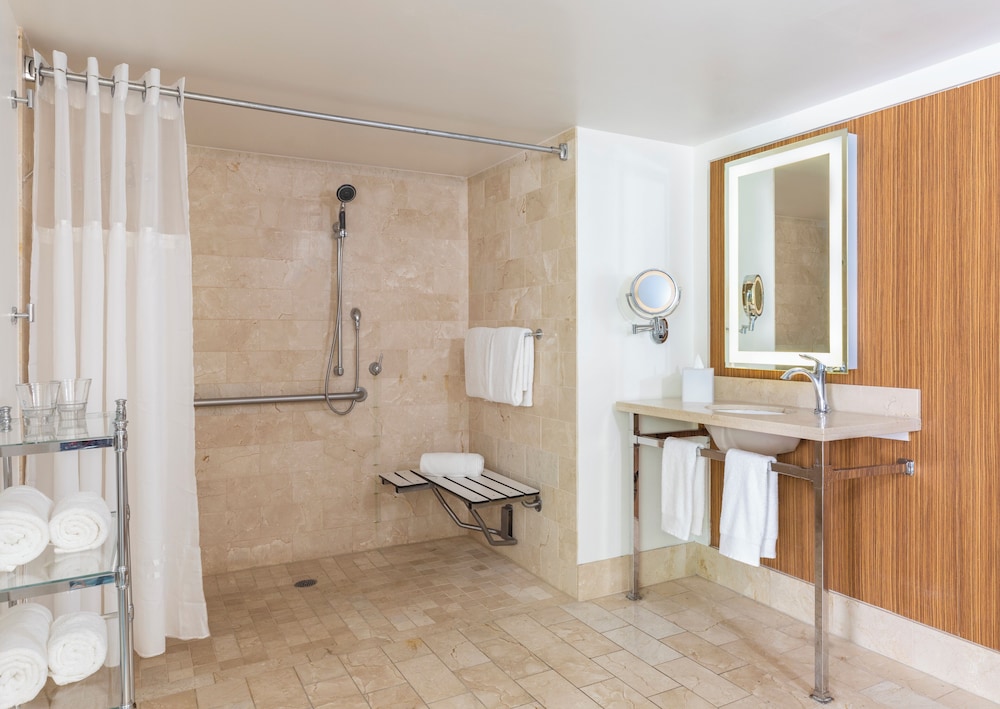 Deluxe Room, 2 Queen Beds, Roll-in Shower (Roll-In Shower) photo 3