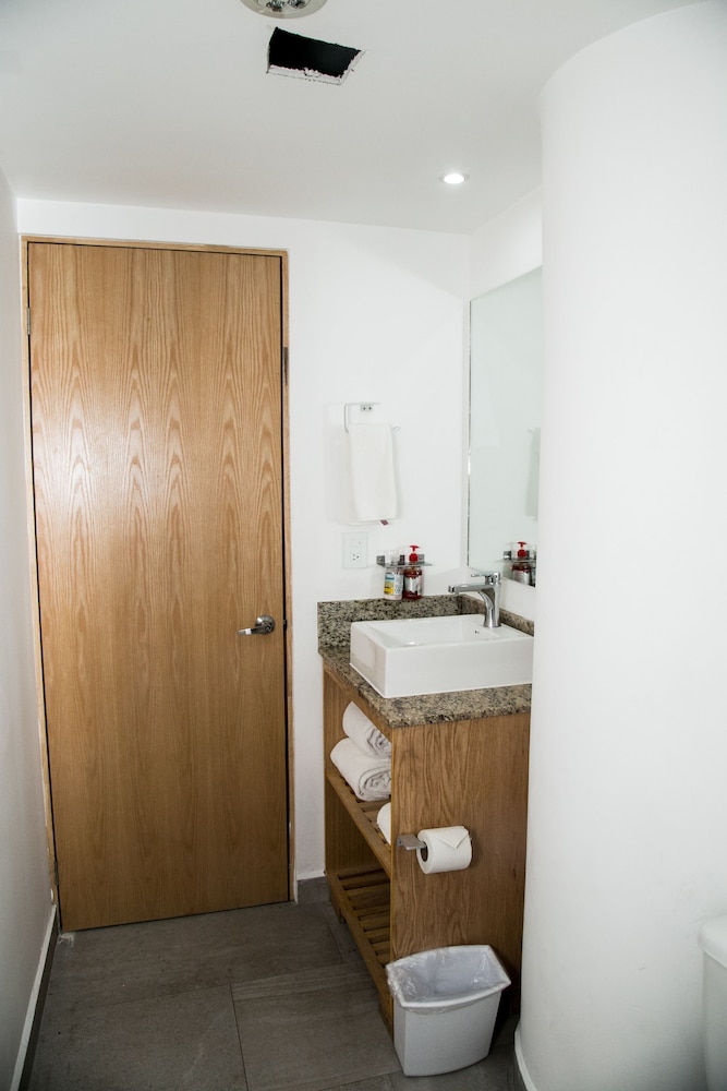 Business Room, 1 Double Bed, Non Smoking — the supplier's photographs — photo 3
