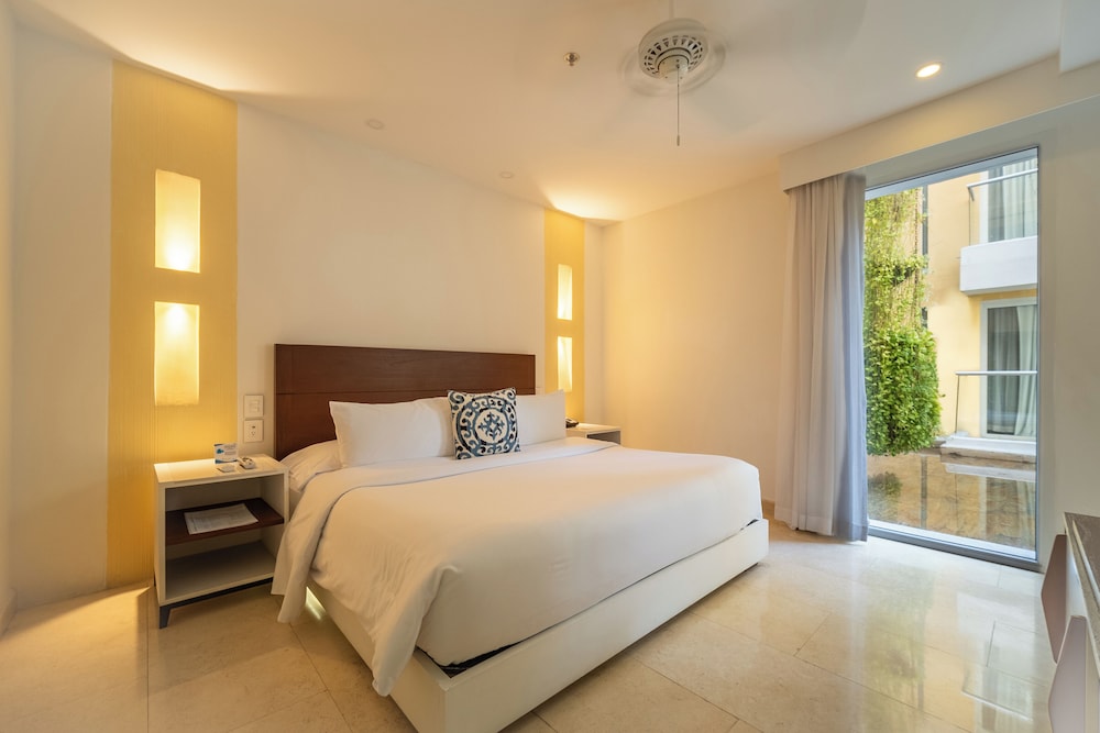 Deluxe Room, 1 King Bed, Accessible (Roll-In Shower)