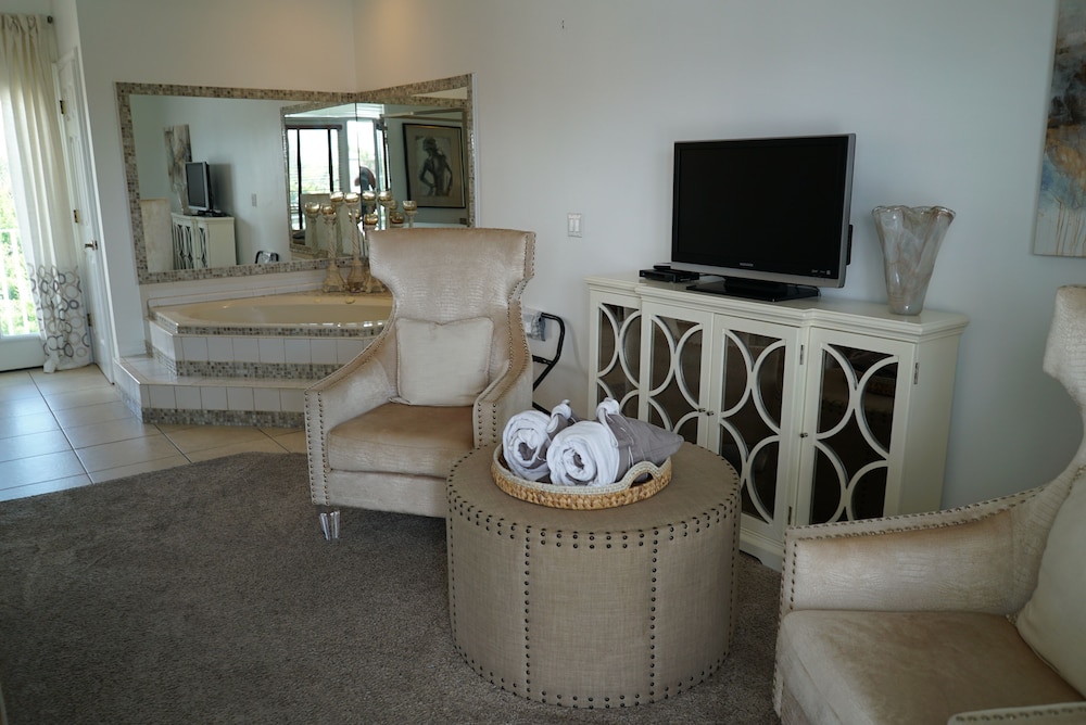 Standard Room, 1 King Bed, Non Smoking, Jetted Tub, Balcony (Room With it All) photo 2