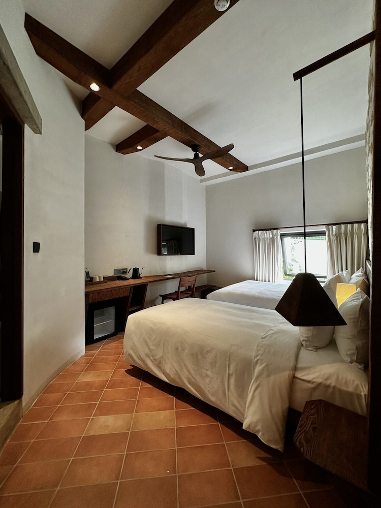 Classic Triple Room, Multiple Beds, Bathtub photo 3