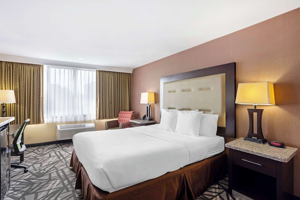 Suite, 1 King Bed, Non Smoking, Jetted Tub - Photo 2
