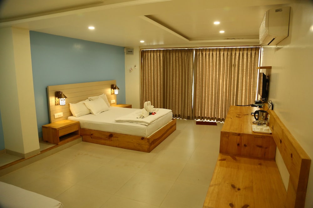 Deluxe Double Room, 1 King Bed, Smoking, Garden View photo 3