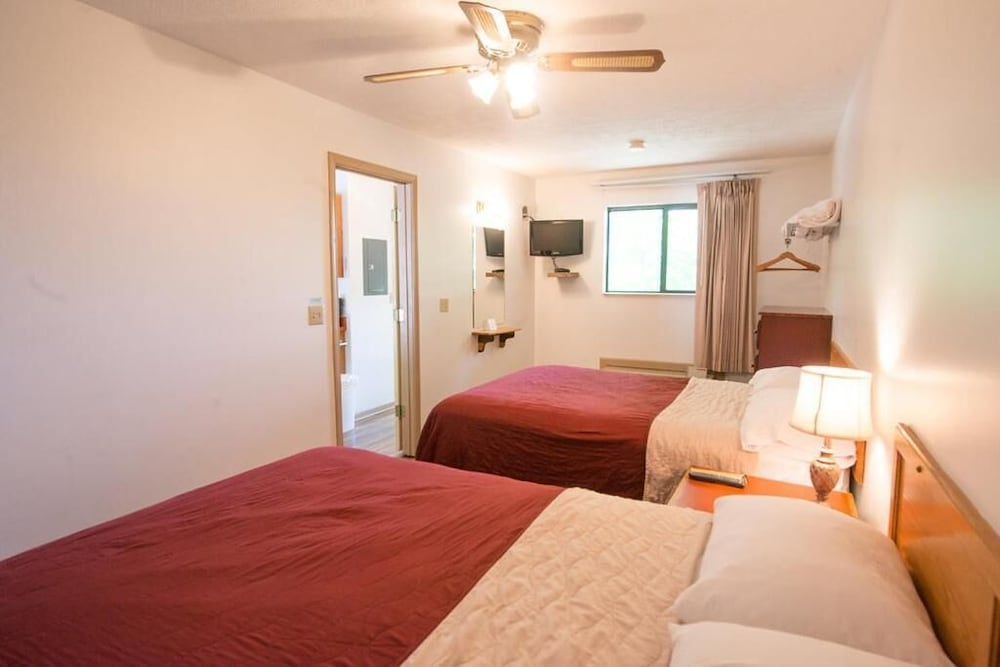 Lodge Suite 4 Queen Beds with Kitchen photo 3