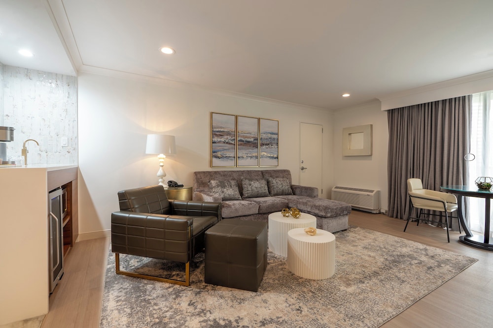 Suite, 1 Bedroom - Photo 5