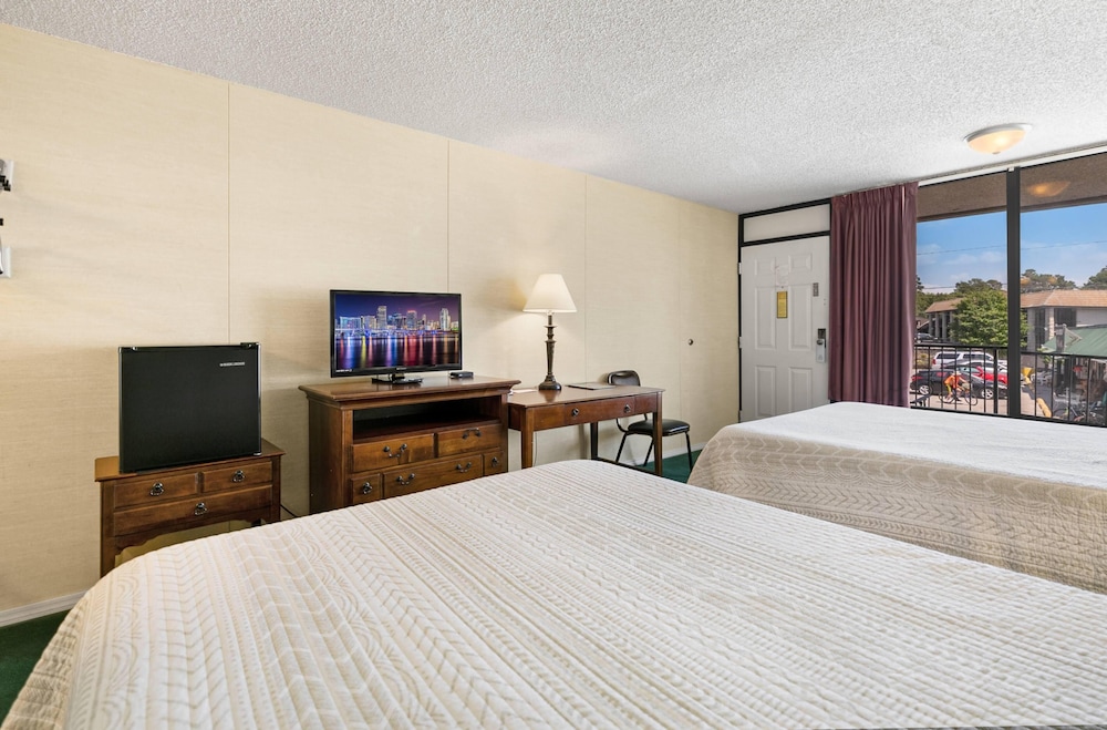 Basic Room, 2 Queen Beds - Photo 7