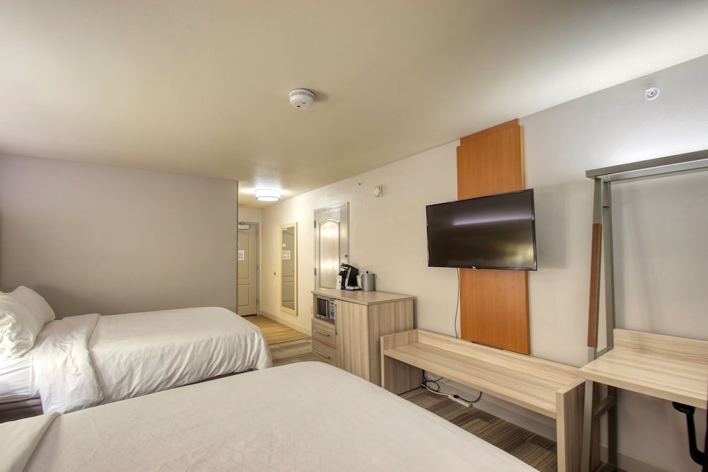 Standard Room, 2 Queen Beds - Photo 4